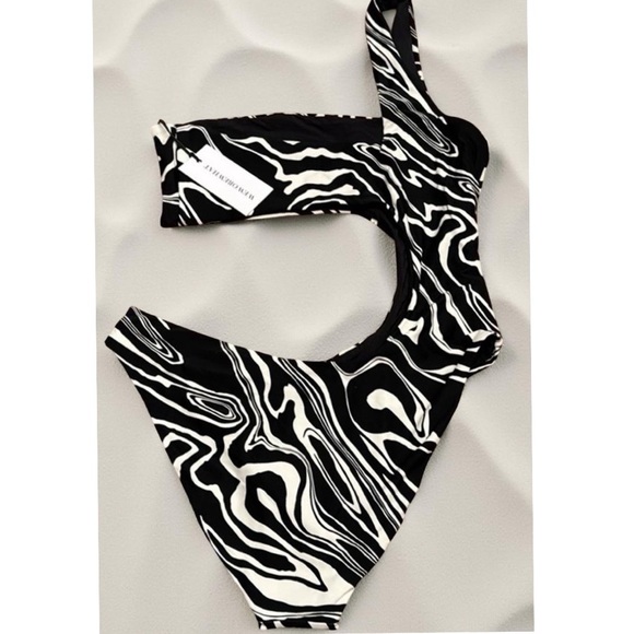 WeWoreWhat ! Stunning One-Piece Black and White One-Shoulder Swimsuit XL NEW - Picture 7 of 13